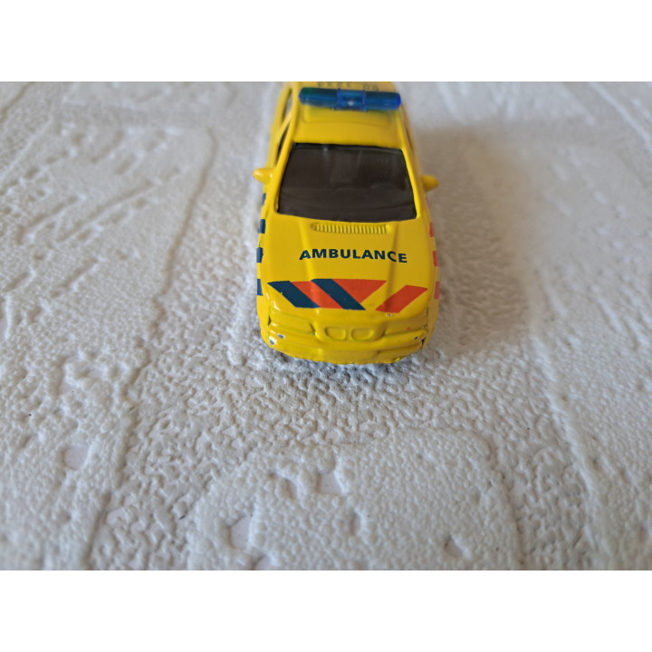 BMW 5 serie E39 Nederlandse Ambulance 7.5x3x3cm (1) - modelauto