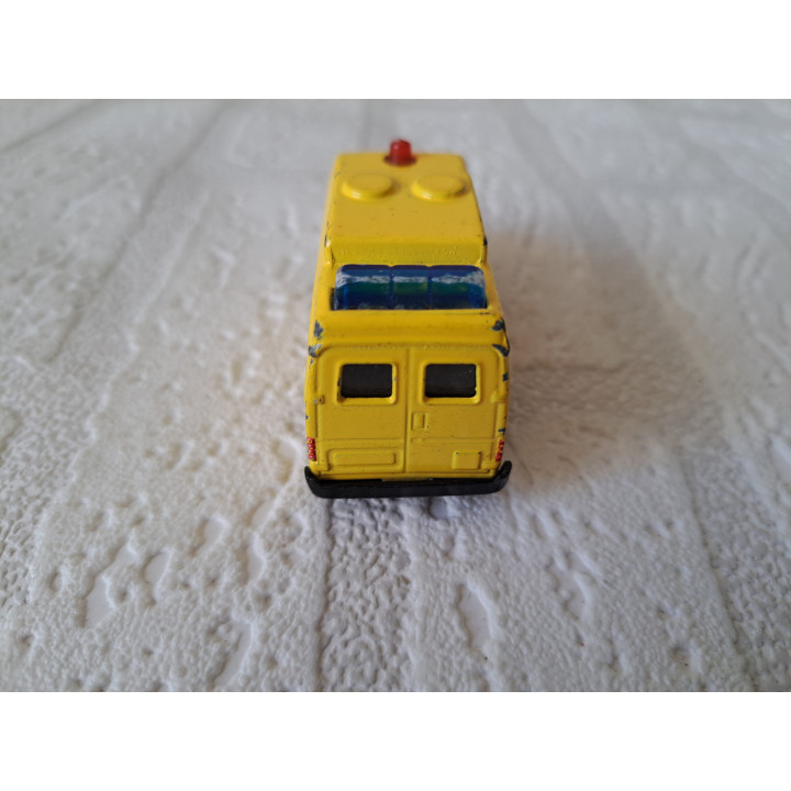 Ford Transit Nederlandse Ambulance 7.5x2.5x3.5cm (2) - modelauto