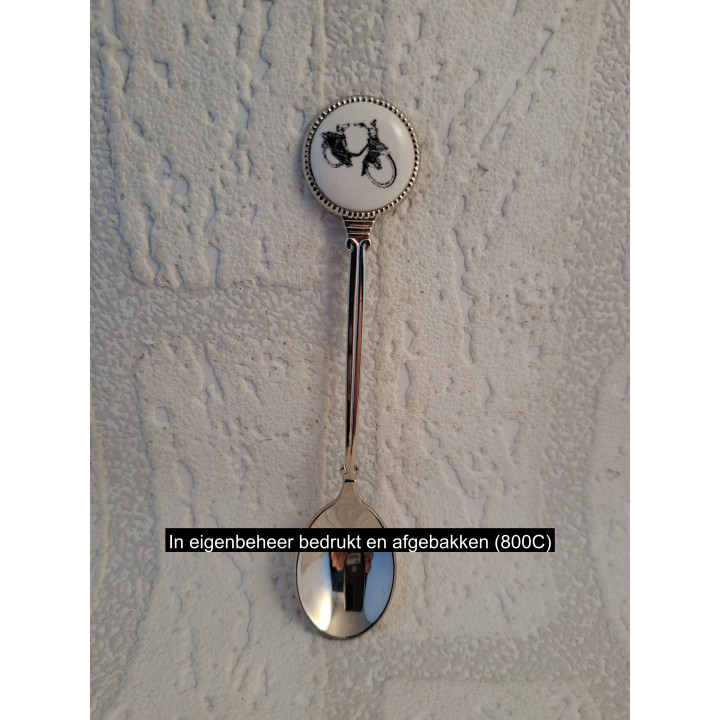 Metaal theelepeltje Solex motorfiets op het porselein rondje