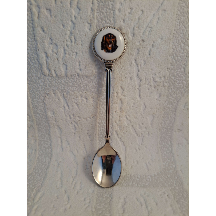 Metaal theelepeltje langharige Teckel hond op het porselein rondje - Verzamelobject