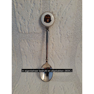 Metaal theelepeltje langharige Teckel hond op het porselein rondje