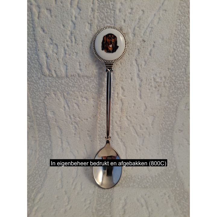 Metaal theelepeltje langharige Teckel hond op het porselein rondje