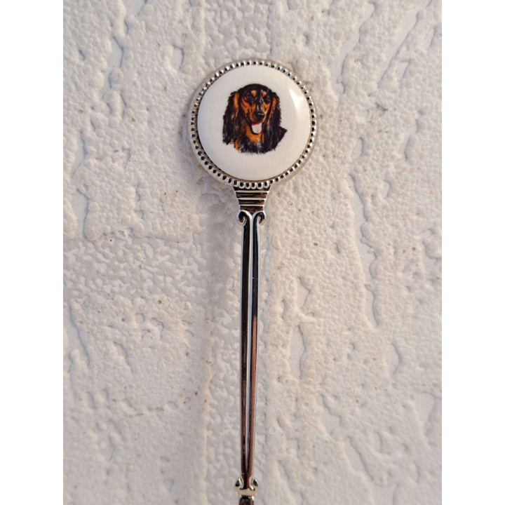 Metaal theelepeltje langharige Teckel hond op het porselein rondje - Verzamelobject