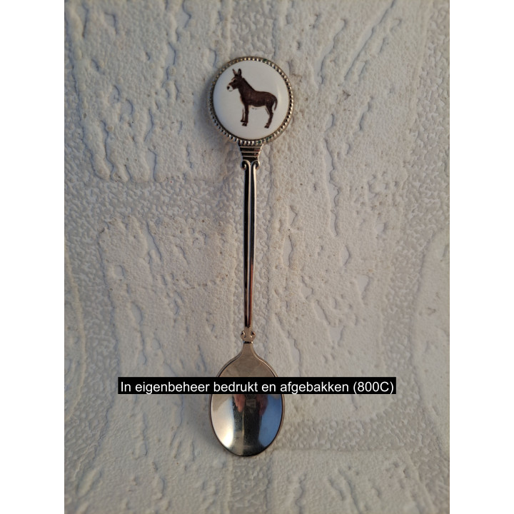 Metaal theelepeltje Italiaans ezel op het porselein rondje