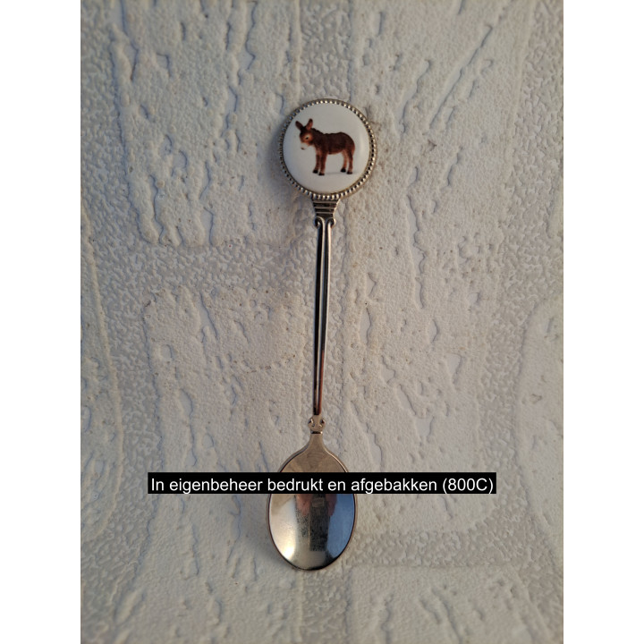 Metaal theelepeltje Ezel op het porselein rondje