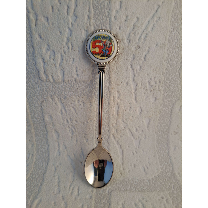 Metaal theelepeltje Abraham 50 jaar op het porselein rondje  - Verzamelobject