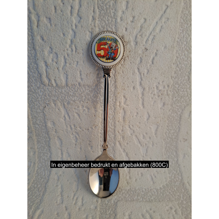 Metaal theelepeltje Abraham 50 jaar op het porselein rondje