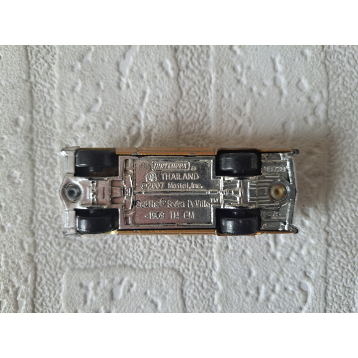 Cadillac Sedan DeVille 1969 1:75 Matchbox MB739 goudkleurig - modelauto