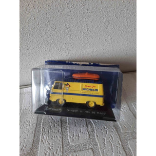 Peugeot J7 met opblaasboot op dak Jeu de plage Michelin 1:43