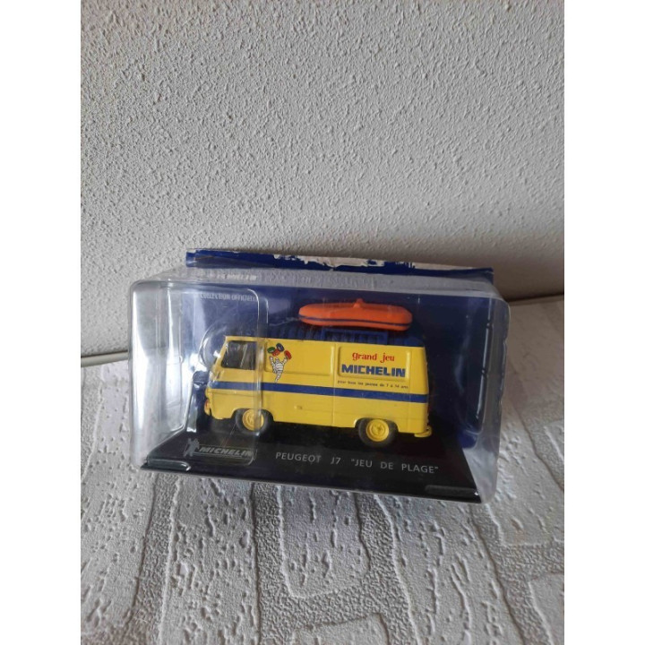 Peugeot J7 met opblaasboot op dak Jeu de plage Michelin 1:43
