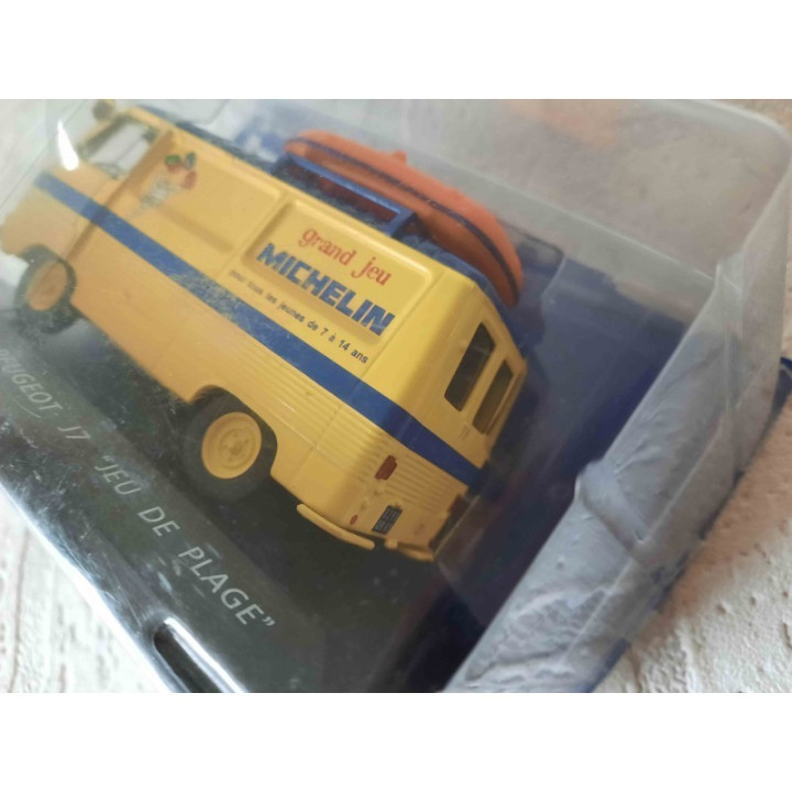 Peugeot J7 met opblaasboot op dak Jeu de plage Michelin 1:43
