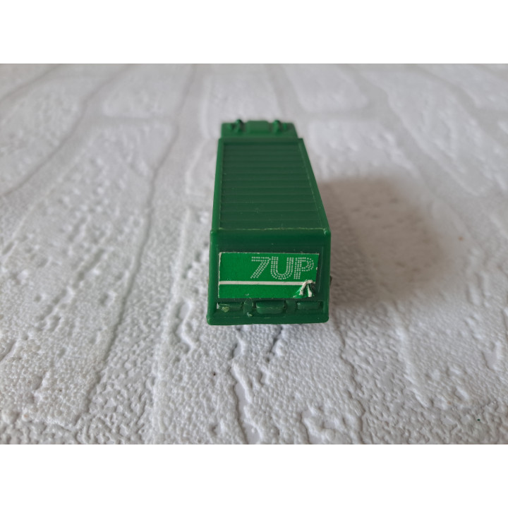 Kenworth K100 vuilniswagen 7 UP Golden Wheels 7x2.5x3cm - modelauto