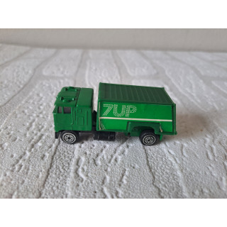 Kenworth K100 vuilniswagen 7 UP Golden Wheels 7x2.5x3cm