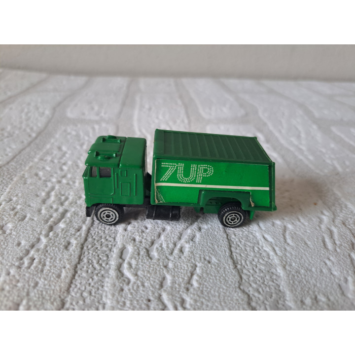 Kenworth K100 vuilniswagen 7 UP Golden Wheels 7x2.5x3cm