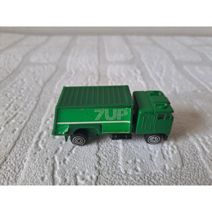 Kenworth K100 vuilniswagen 7 UP Golden Wheels 7x2.5x3cm - modelauto