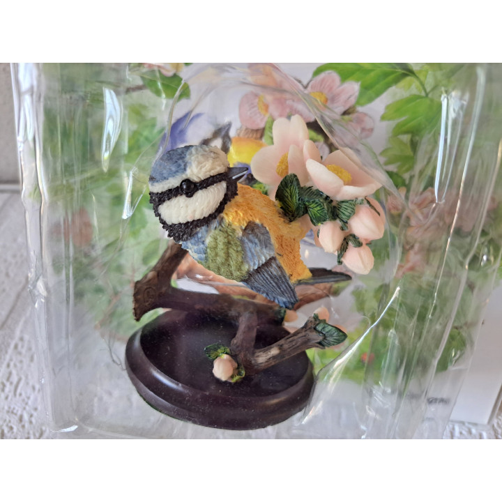 Pimpelmees vogel van kunsthars - hout met boekje D7xH9cm - dierfiguren