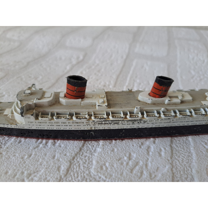 Schip RMS Queen Elizabeth Hong Kong M702 26x3x3.5cm - schepen
