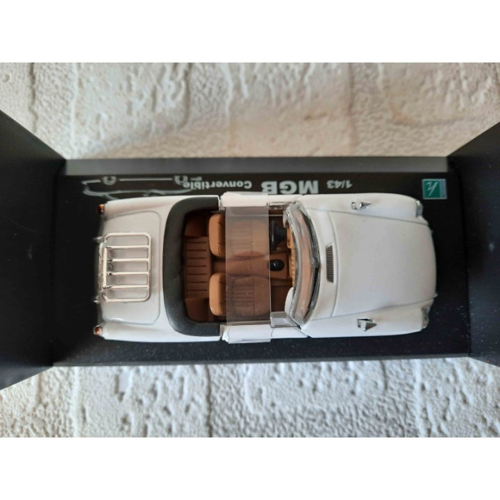 MG B Cabrio 1:43 Cararama wit
