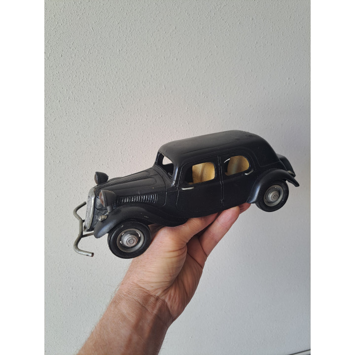 Citroen Traction 11 BL van kunsthars Classic cars 27X10X9cm - modelautos Citroen Traction 11 BL van kunsthars Classic cars 27X10X9cm - modelautos