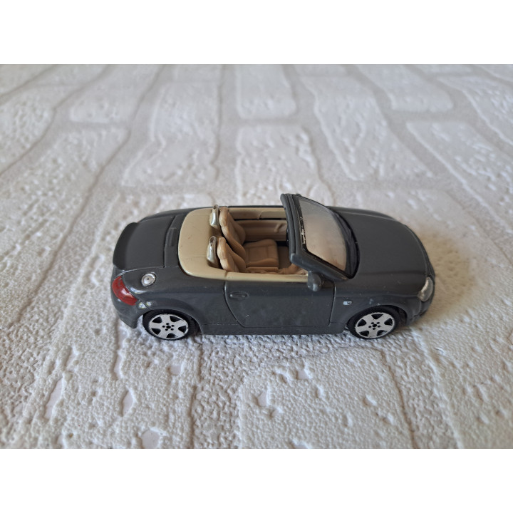 Audi TT cabrio 1:43 Maisto donkergrijs - modelauto