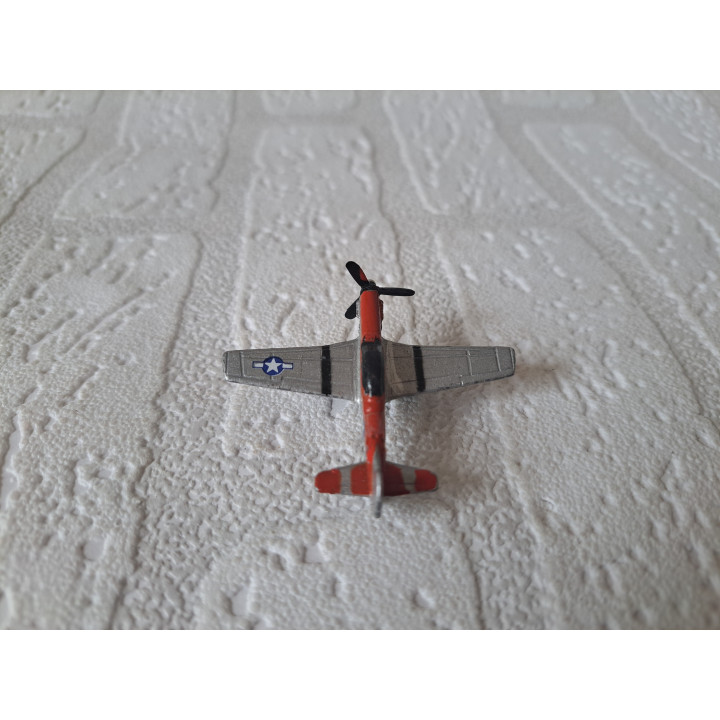 P-51 Mustang vliegtuig ww2 van metaal 4.5x5.5x1.5cm (1) - oorlogsvliegtuigen