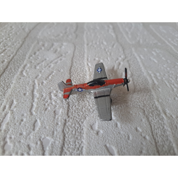 P-51 Mustang vliegtuig ww2 van metaal 4.5x5.5x1.5cm (1) - oorlogsvliegtuigen