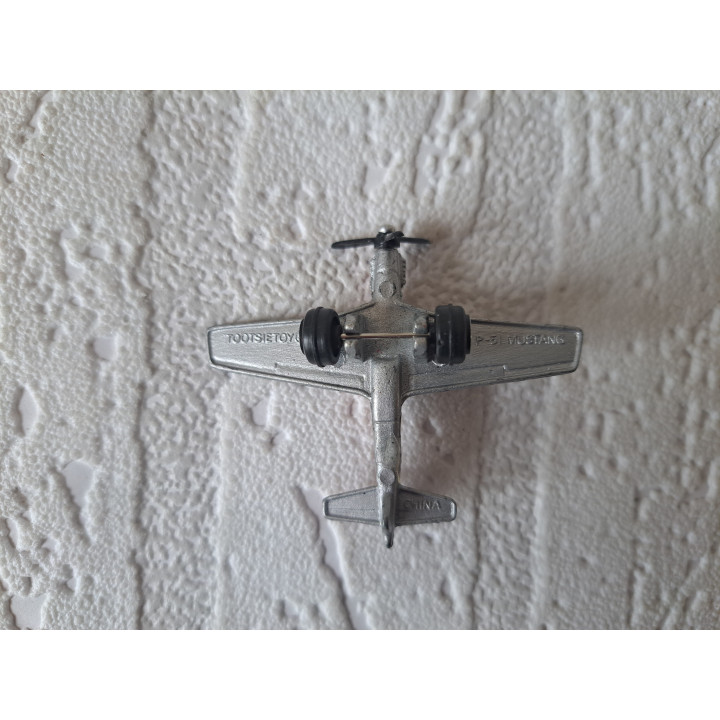 P-51 Mustang vliegtuig ww2 van metaal 4.5x5.5x1.5cm (1) - oorlogsvliegtuigen