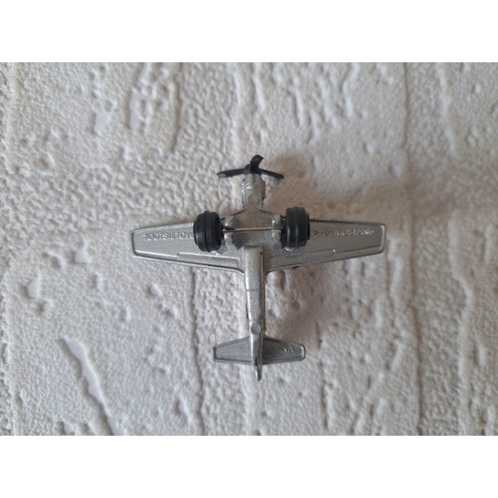 P-51 Mustang vliegtuig ww2 van metaal 4.5x5.5x1.5cm (2) - oorlogsvliegtuigen