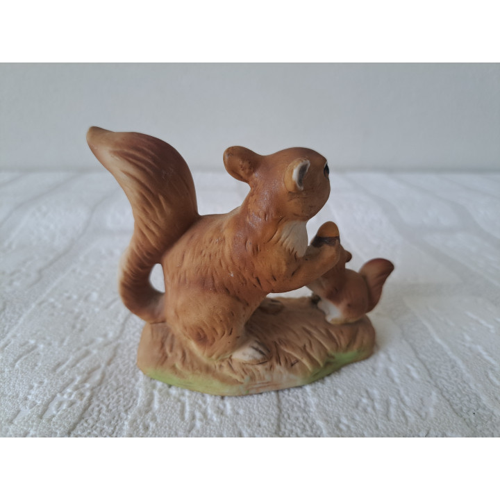 Eekhoorn met jong van porselein 10.5x5x7.5cm - dierfiguren