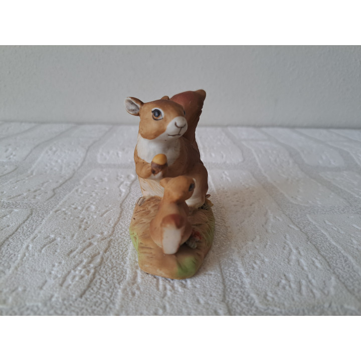 Eekhoorn met jong van porselein 10.5x5x7.5cm - dierfiguren