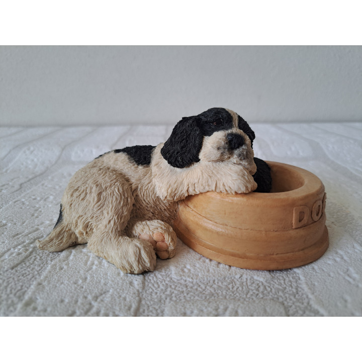 Spaniel pup hond met voerbak van Paw prints 15x9.5x7cm