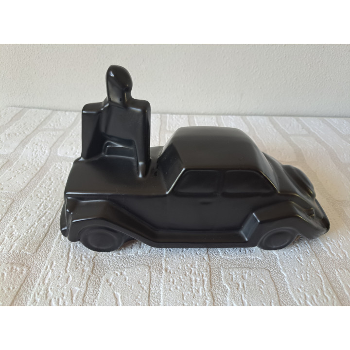 Oldtimer auto van aardewerk met persoon uit 1980 28x13.5x16cm -  aardewerk