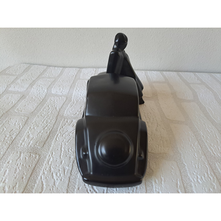 Oldtimer auto van aardewerk met persoon uit 1980 28x13.5x16cm -  aardewerk