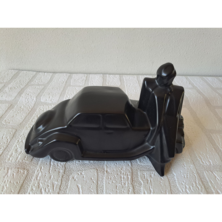 Oldtimer auto van aardewerk met persoon uit 1980 28x13.5x16cm -  aardewerk
