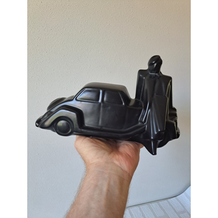 Oldtimer auto van aardewerk met persoon uit 1980 28x13.5x16cm -  aardewerk