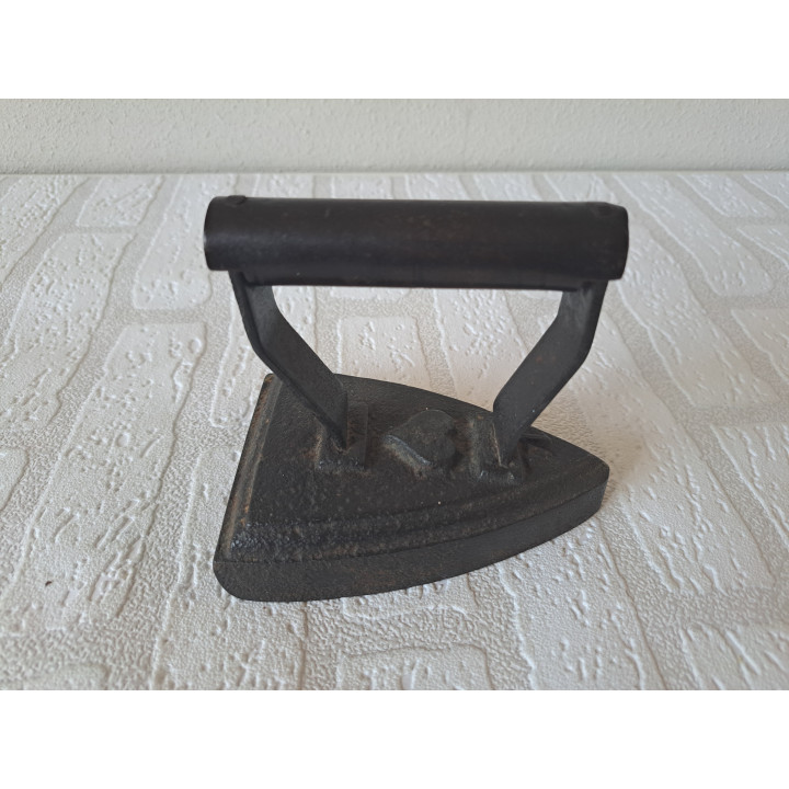 Strijkbout van gietijzer met cijfer 14 en hart 13.5x9.5x12cm -  gietijzers