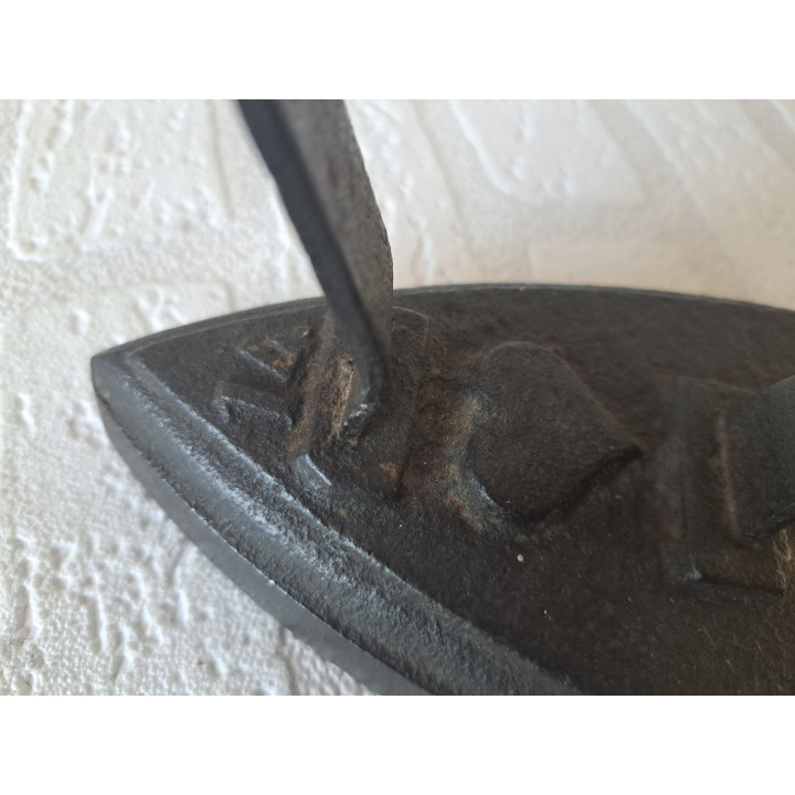 Strijkbout van gietijzer met cijfer 14 en hart 13.5x9.5x12cm -  gietijzers