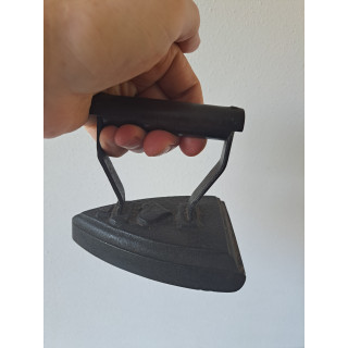 Strijkbout van gietijzer met cijfer 14 en hart 13.5x9.5x12cm