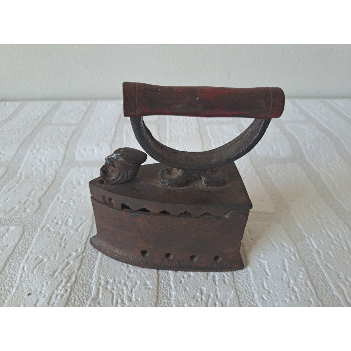 Houtskool strijkbout van gietijzer en hout 11x5.5x12cm -  gietijzers