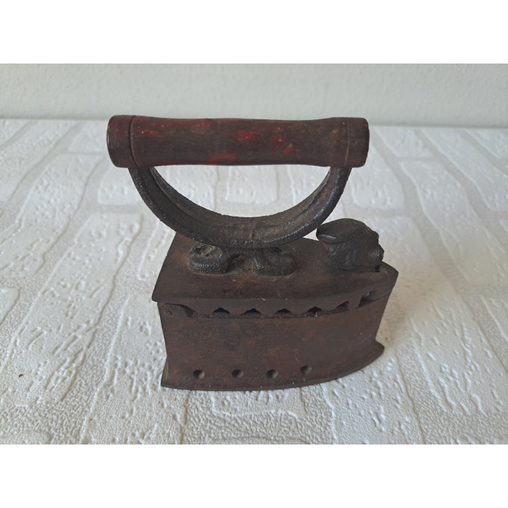 Houtskool strijkbout van gietijzer en hout 11x5.5x12cm -  gietijzers