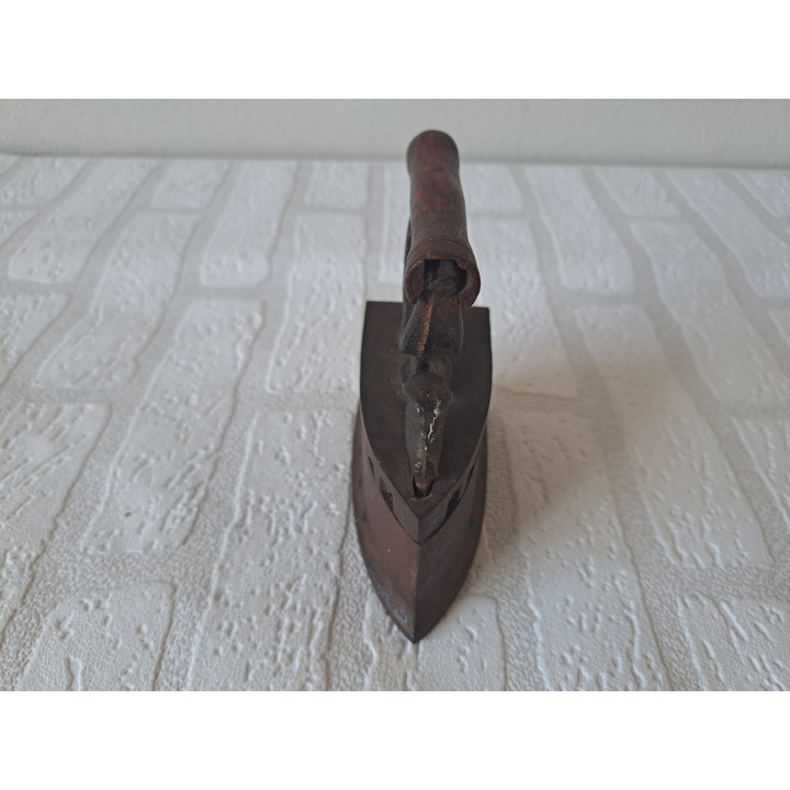 Houtskool strijkbout van gietijzer en hout 11x5.5x12cm -  gietijzers