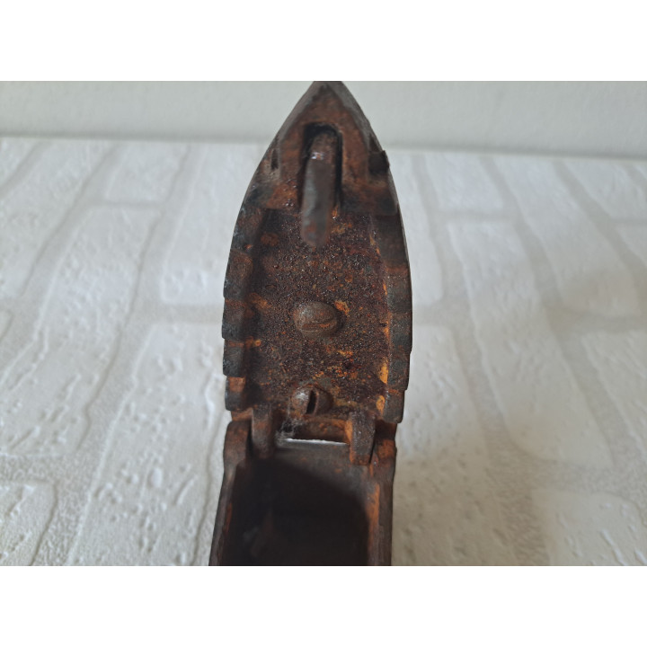 Houtskool strijkbout van gietijzer en hout 11x5.5x12cm -  gietijzers