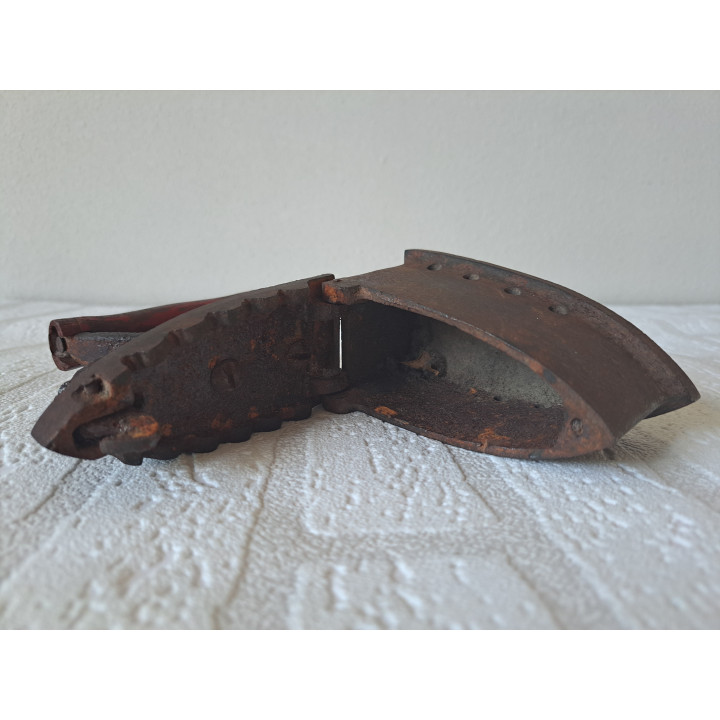 Houtskool strijkbout van gietijzer en hout 11x5.5x12cm -  gietijzers