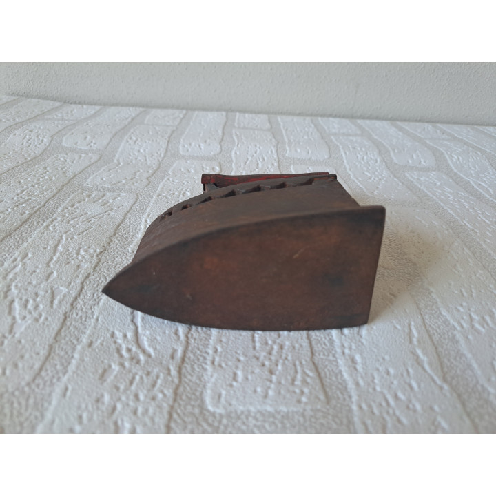 Houtskool strijkbout van gietijzer en hout 11x5.5x12cm -  gietijzers