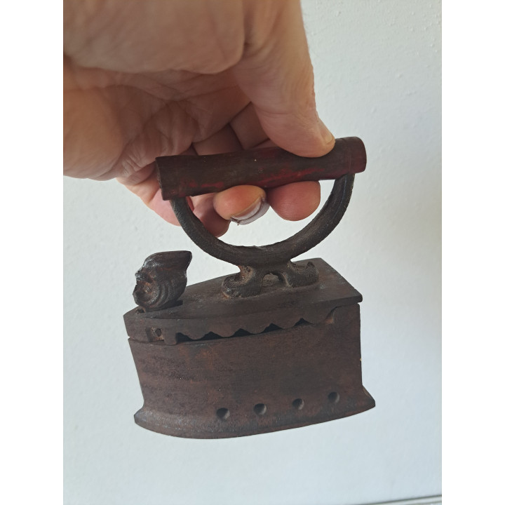 Houtskool strijkbout van gietijzer en hout 11x5.5x12cm