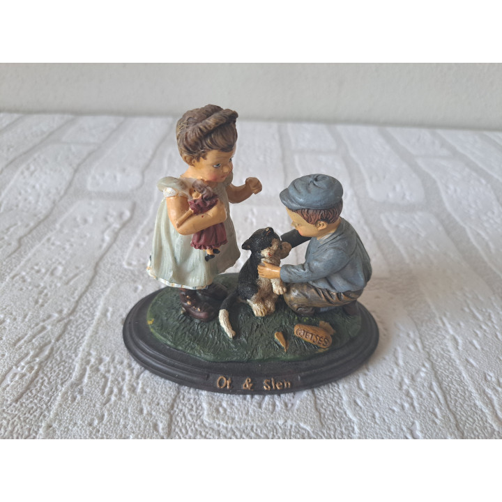 Ot en Sien van kunsthars spelen met poes 11x7x10cm