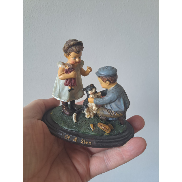 Ot en Sien van kunsthars spelen met poes 11x7x10cm