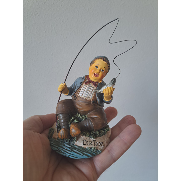 Dik Trom van keramiek is aan het vissen D8xH10cm