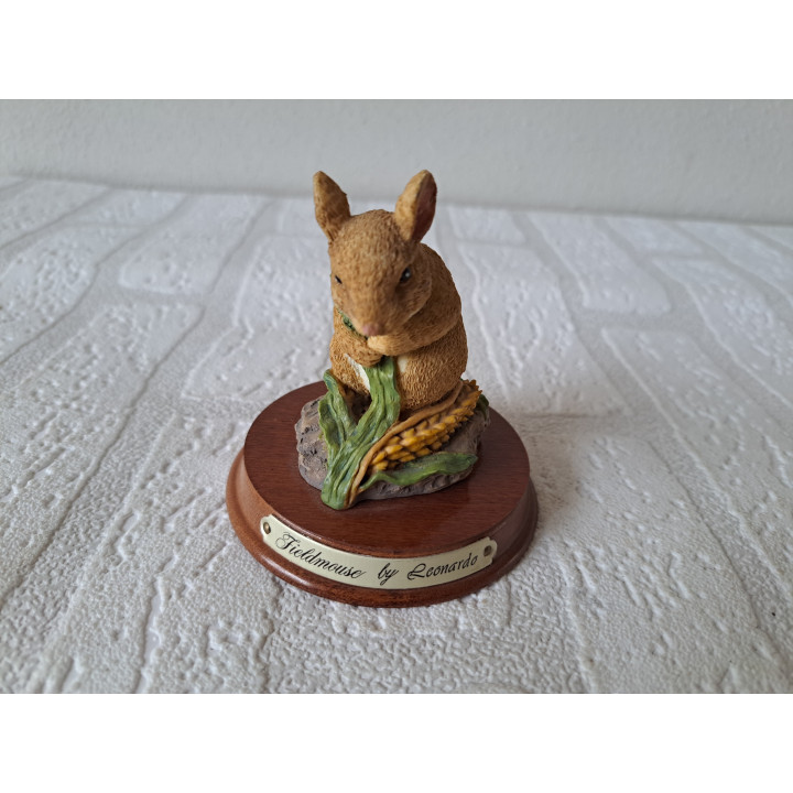 Veldmuis van kunsthars en houten plateau met mais D8xH9cm