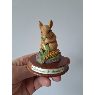 Veldmuis van kunsthars en houten plateau met mais D8xH9cm